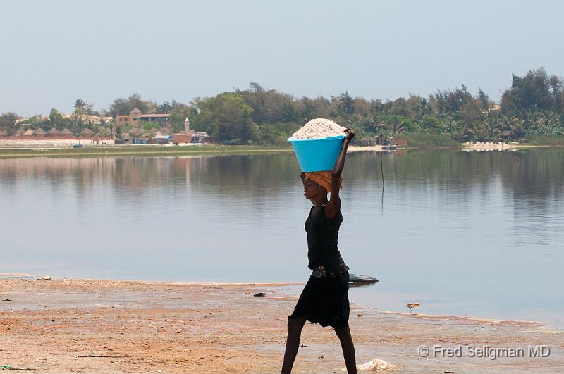 20090529_140500 D300 P2.jpg - Lady carrying 130 lb of salt, Pink Lake